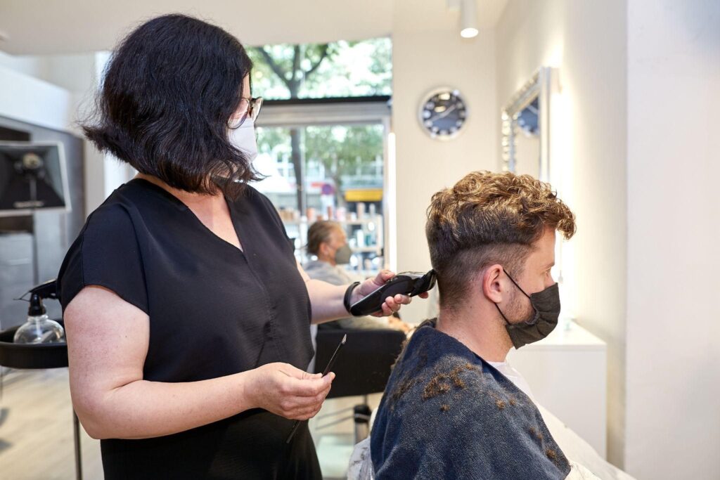 Cortando pelo hombre en peluqueria