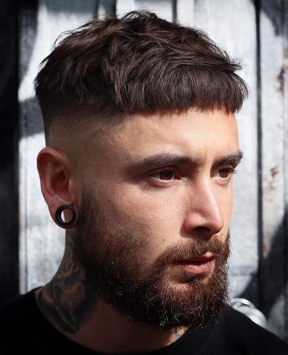 Corte césar para hombre Corte césar para hombre con flequillo recto y corto
