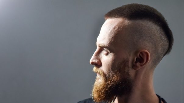 Corte mohicano para hombre Corte mohicano para hombre con laterales rapados