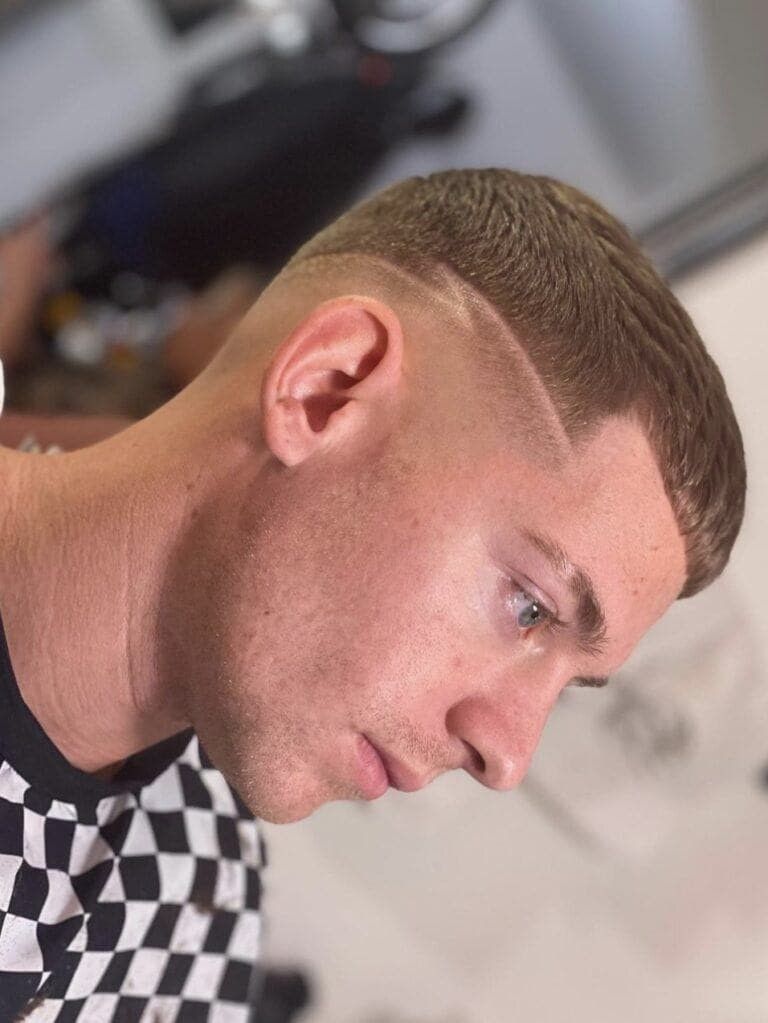 Corte de rayas masculino Corte de rayas o diseños tribales rapados para hombre