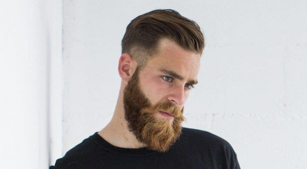 Corte taper para hombre Corte taper para hombre con degradado sin marcas realizado a tijera