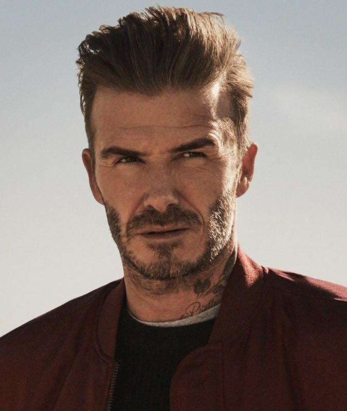 Corte pompadour para hombre Corte pompadour para hombre con volumen peinado hacia atrás